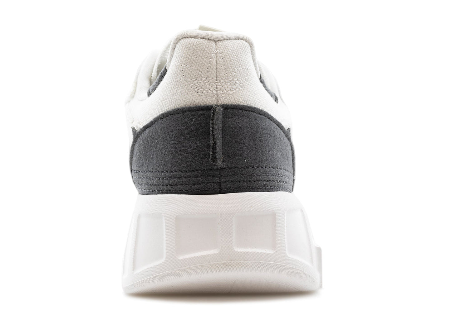 studio-shot-v9-61143