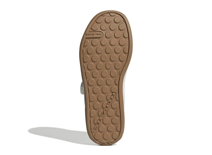 studio-shot-v9-40673